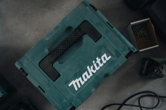 Professionelles Werkzeug für Industrie und Handwerk Grüne Werkzeugkiste mit dem weißen Schriftzug „Makita“ auf der Oberseite.